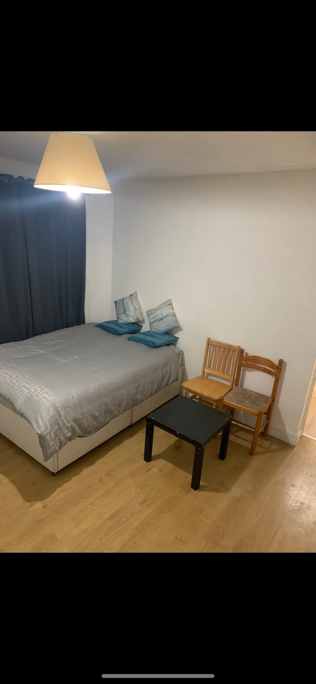 A lovely  studio flat with garden NW10 Main Photo