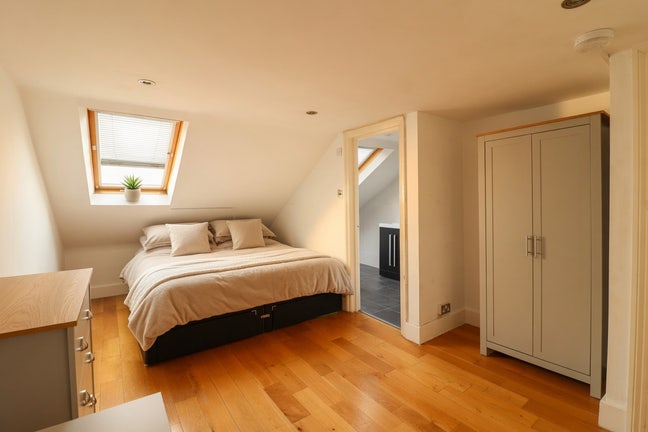 Amazing Ensuite in a Luxury House! Exclusive Area Main Photo