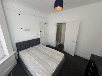 Double Bed | Bills Inc| 15 Min Hospital   Main Photo