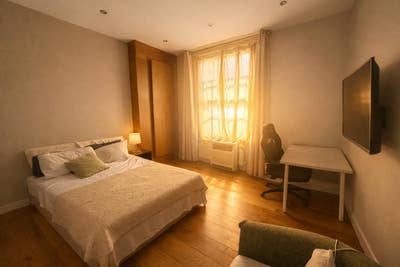 Female houseshare opp Mile End tube Main Photo