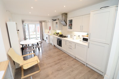 Room In Premium Location -Fulham SW6- Living Room! Main Photo
