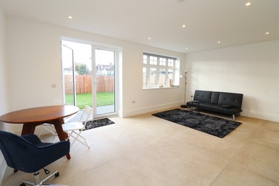 Luxury Ensuite Room - Living+Garden - EN1 Main Photo