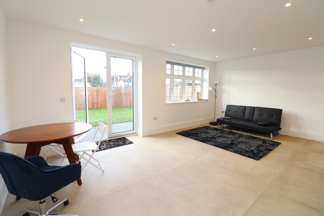 Luxury Ensuite Room - Living+Garden - EN1 Main Photo