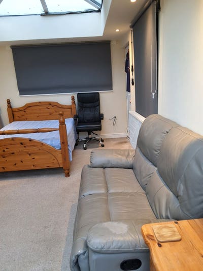 2 Very Large Double En-suite Rooms Main Photo