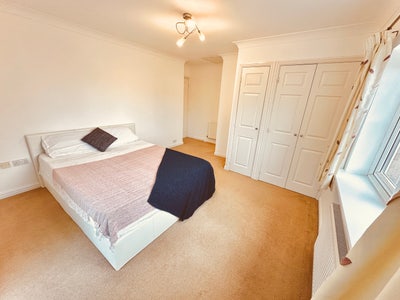 King size ensuite room in modern detached property Main Photo