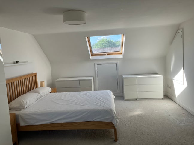 Large double with en-suit in friendly family home Main Photo