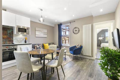Stylish Modern 2 Bed Flat with Garden Main Photo