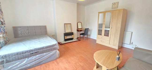 Beautiful Newly Refurbished 4 Doubles – White City Main Photo