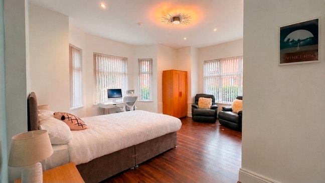 Doctors' Ensuite Room, Victoria Park, Bills Inc!!! Main Photo