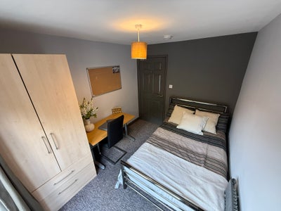 1 spare room in a 4 bed student house- from now  Main Photo