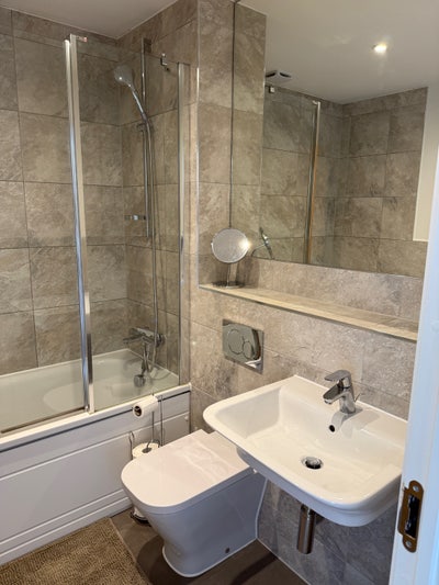 Double Room  With Sole Use Of Family Bathroom  Main Photo