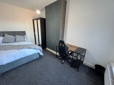 Double Room available at 4 Bed House Females only  Main Photo