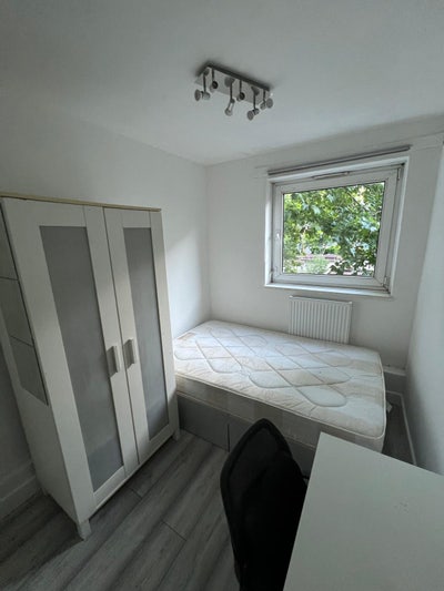 Small double room to let in Bethnal Green   Main Photo