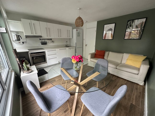 Rooms available in Gorgeous House Main Photo