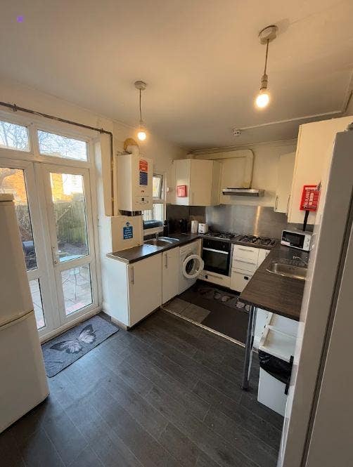 115 &pound; Pw Each Tenant - Double Room for 2 Main Photo