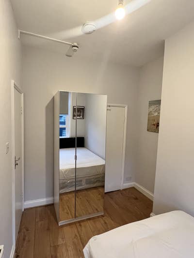 Excellent sized room with a double bed. Main Photo