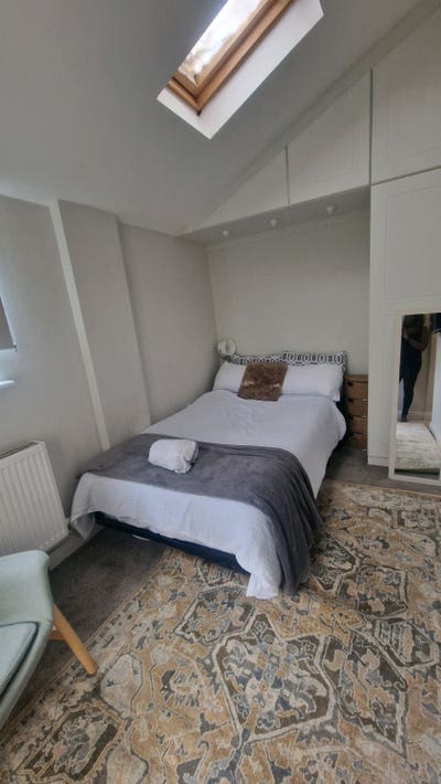 En-suite Room with Private Entrance Main Photo