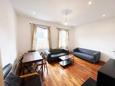 A stunning 4 bedroom house in Claedonian Road N7 Main Photo