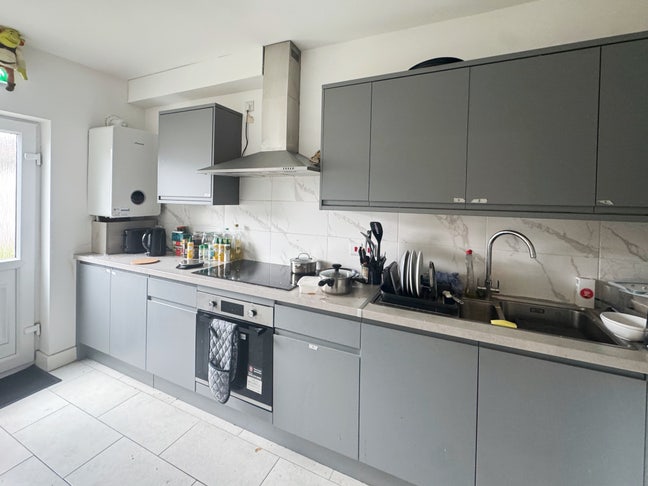 6 Bed House, All Bills Included Available August  Main Photo