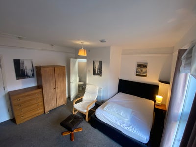 Double ensuite room available in town centre  Main Photo