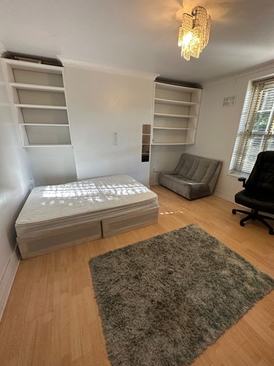 Huge Double Room 10mins To Greenwich In SE8  Main Photo