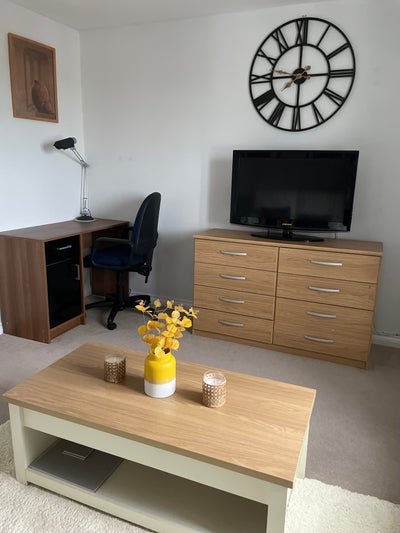 Double Room available now, own bathroom and lounge Main Photo