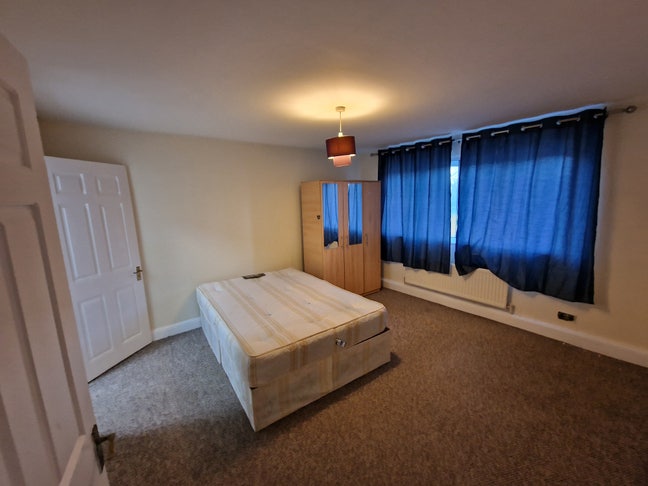 Massive Room ensuite-Inc All Bills-N3 3BG Main Photo