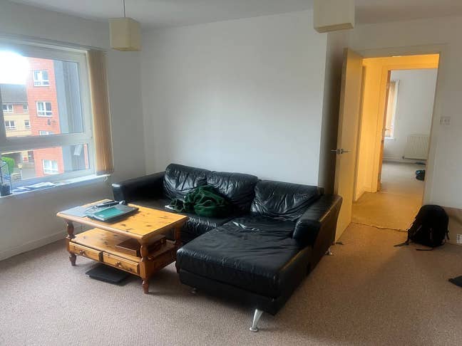 Bright Double Room available- great Location Main Photo