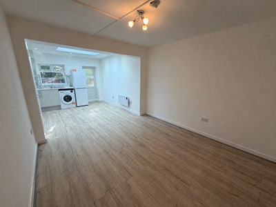 Newly Renovated House Share – West Ealing Main Photo