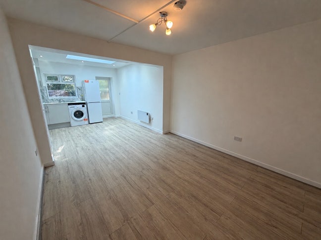 Newly Renovated House Share – West Ealing Main Photo