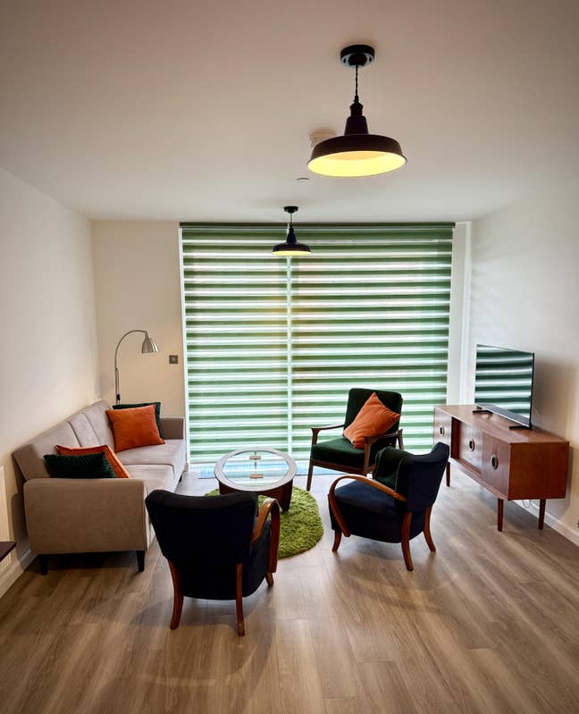 Modern 1-bed very close to Elizabeth Line Main Photo