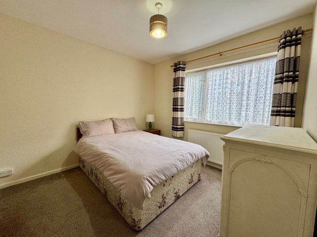 Furnished Double bedroom available in shared house Main Photo
