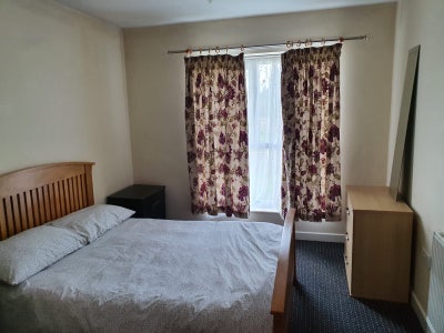 Large Double bedroom in modern home  Main Photo