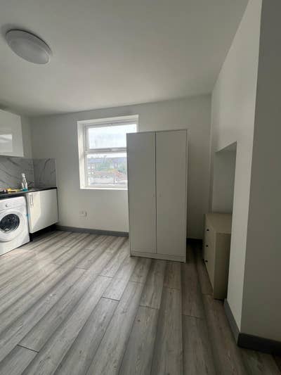 Studio Flat to Rent Beaconsfield HP9 2PD Main Photo
