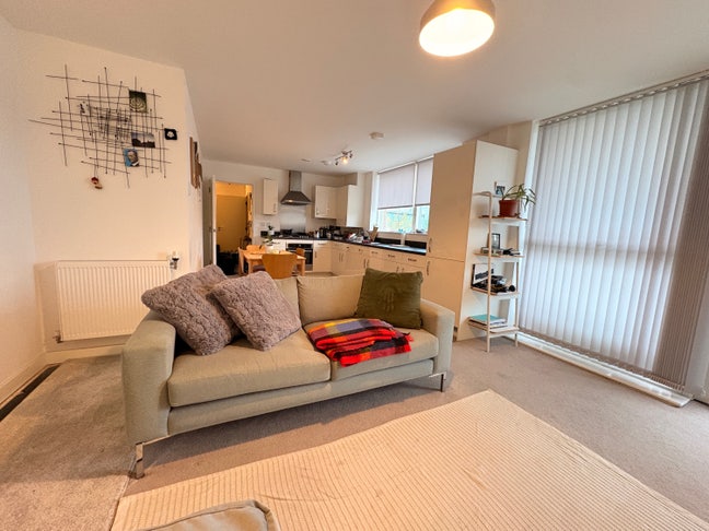 Spacious and bright One Bedroom Flat Main Photo