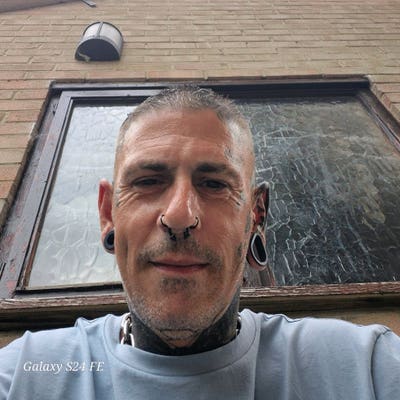 Professional Male seeks a double room Main Photo