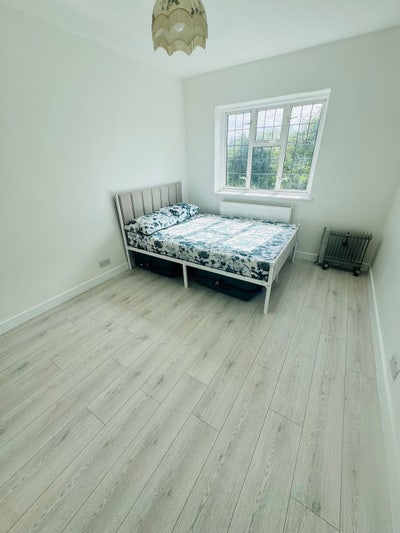 Newley Refurbished and Decorated Room in Kingsbury Main Photo