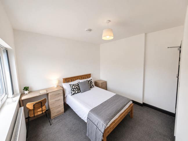 ** LARGE Luxury En Suite - All Bills Included! Main Photo