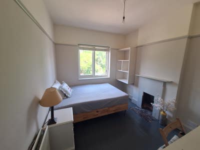 Lovely room overlooking garden Main Photo