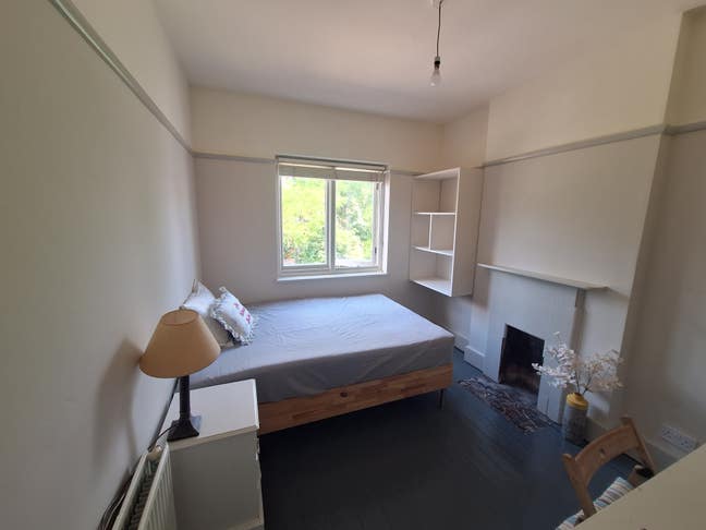 Lovely room overlooking garden Main Photo