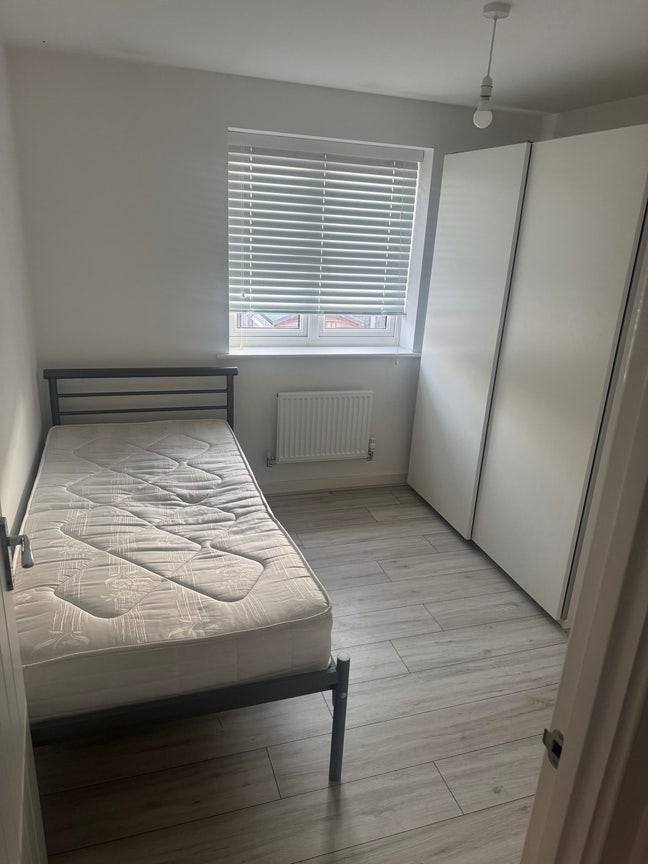 Single Room Available - Good size Main Photo