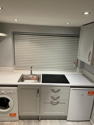 Self contained studio in quiet residential road Main Photo