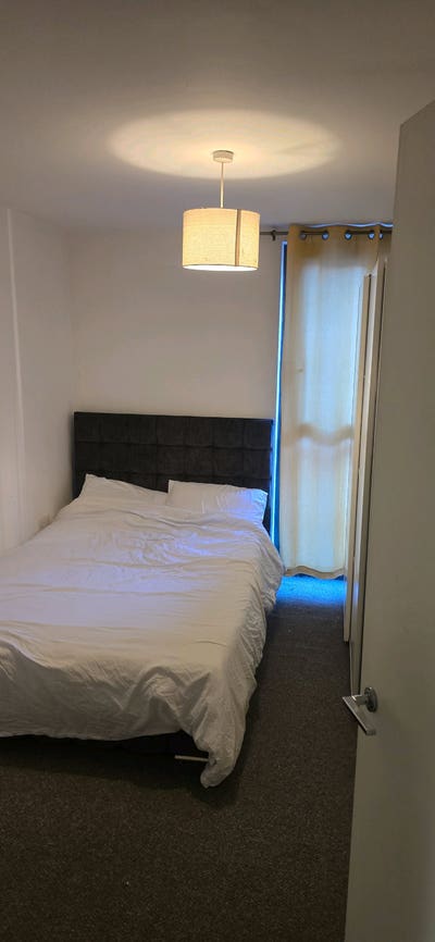 Large Double Room in Chinatown – Bills Included –  Main Photo