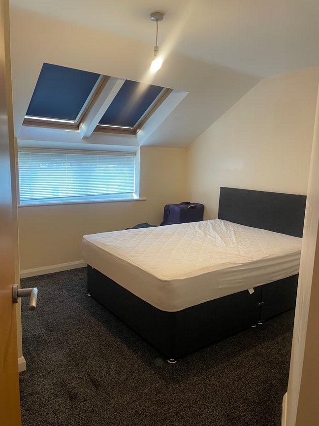 Room with own toilet available in a flat  Main Photo