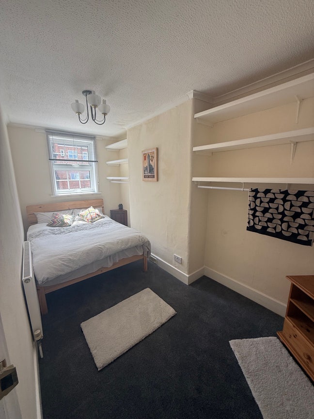 Small double room with brand new bed & bedding Main Photo
