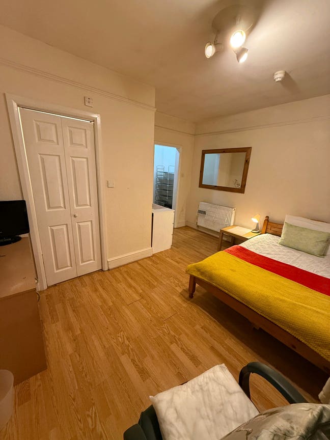 Ensuite Double Room Available Main Photo