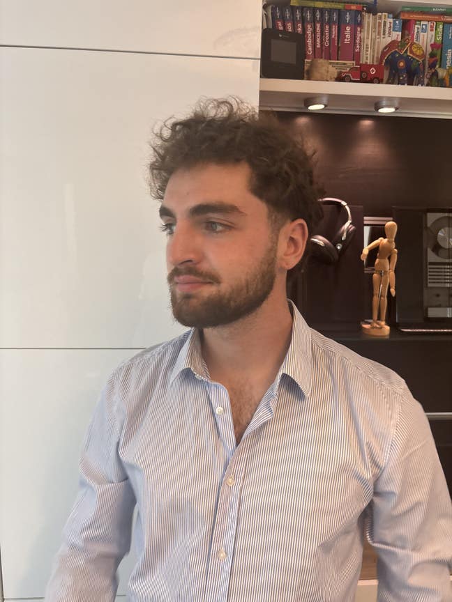 Friendly professional looking for a long-term room Main Photo