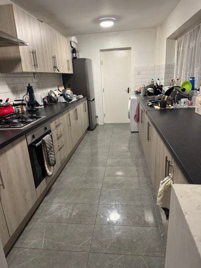 2 Room Stratford in a house with garden  Main Photo