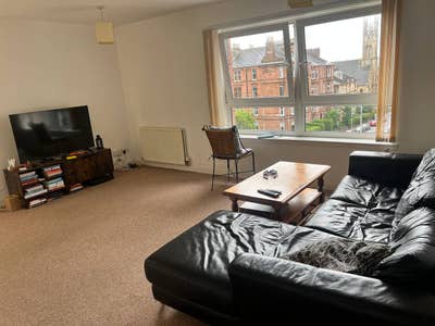 Bright Double Room available- great Location Main Photo