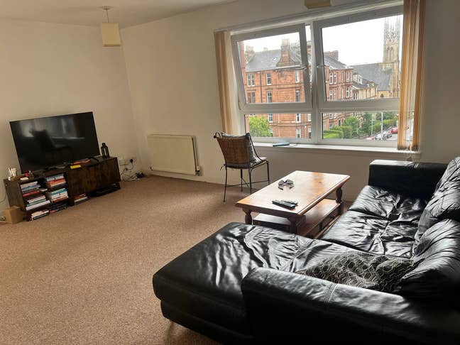 Bright Double Room available- great Location Main Photo